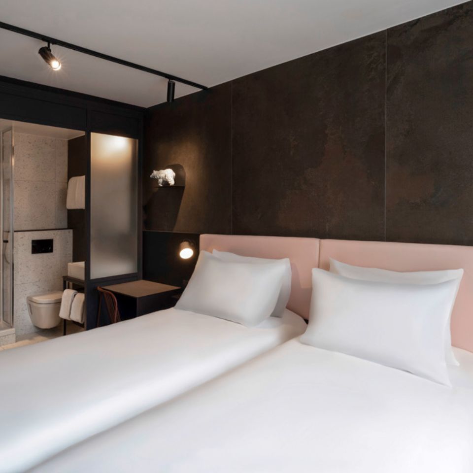 Chambre simple donnant sur le jardin à TRIBE Paris Batignolles.