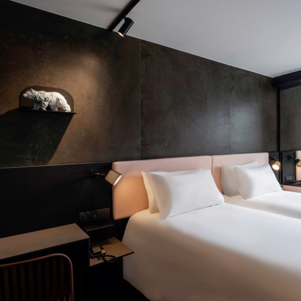 Chambre avec deux lits simples donnant sur la rue à TRIBE Paris Batignolles.
