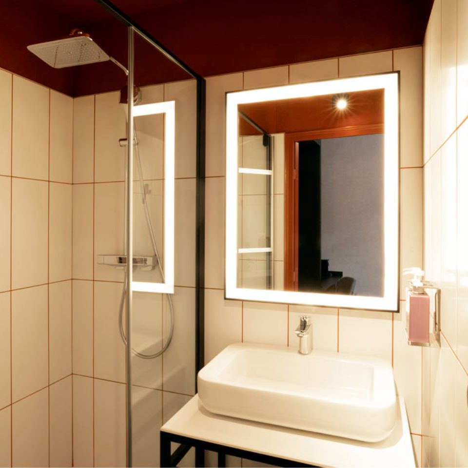 Salle de bains avec douche.