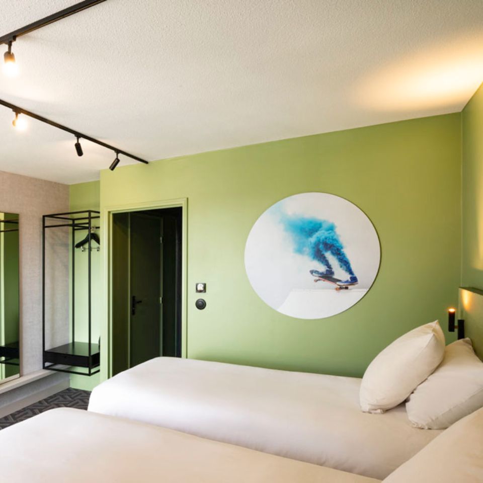 Chambre avec deux lits simples.