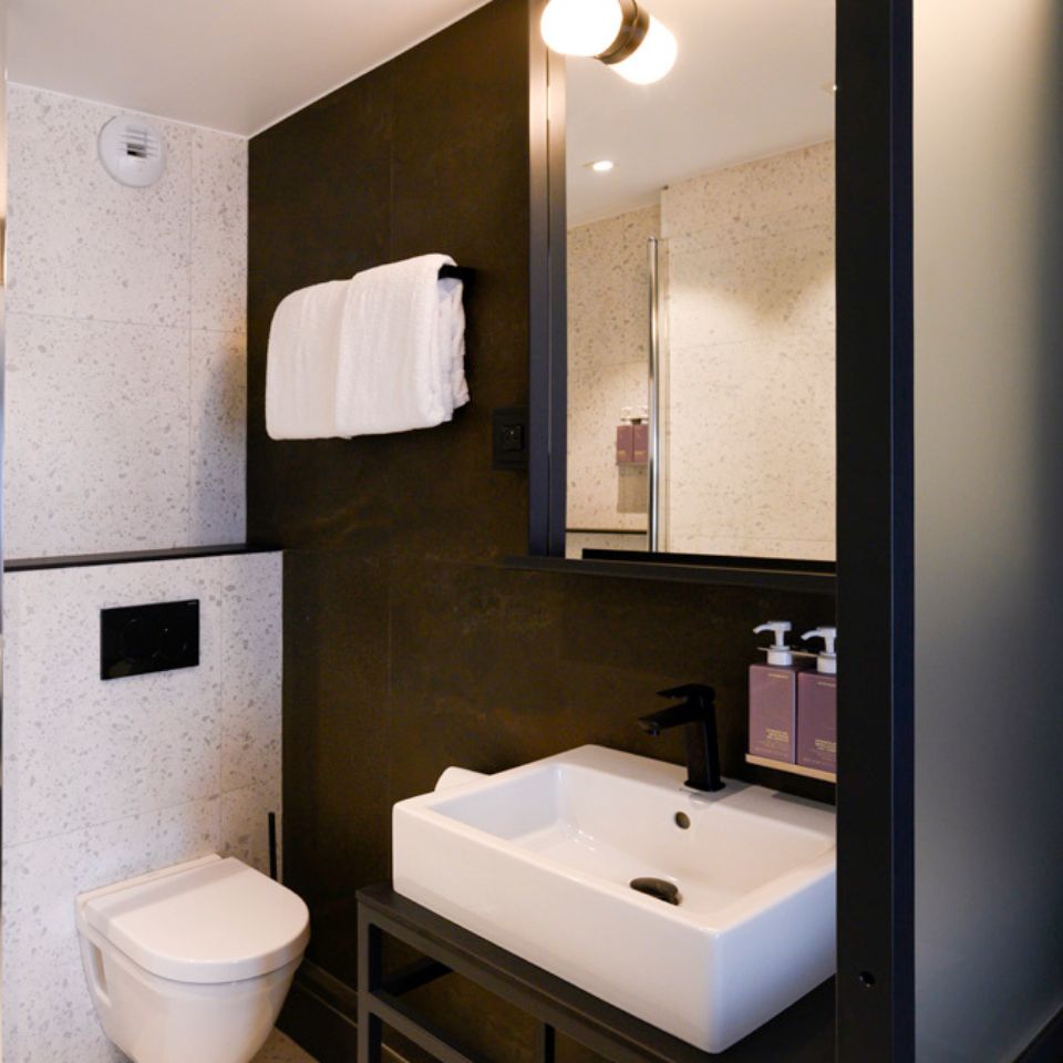 Chambre avec deux lits simples donnant sur la rue à TRIBE Paris Batignolles.